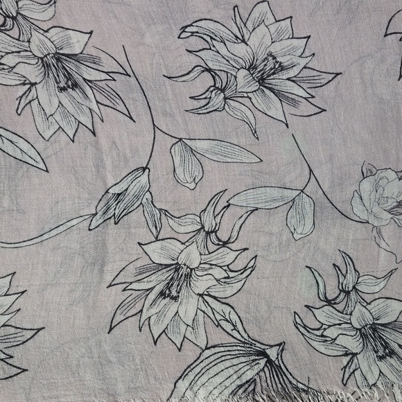 Beautiful Scarf/Wrap - Picture 2 of 2